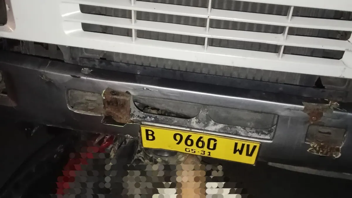 Nahas! Sedang 'Nyetut' Motor, Dua Pengendara Terlindas Truk Beton di Depan Condominium Lippo Carita