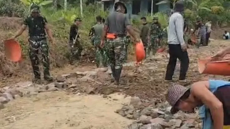 Akselerasi TMMD 129 Kodim 0601/Pandeglang: 150 Meter Jalan Desa Pasirgadung Tuntas Dikeraskan dalam Tiga Hari