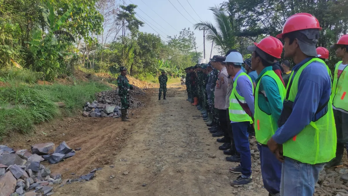 Sinergi Tanpa Batas! Dan SSK TMMD 129 Kodim Pandeglang Pimpin Langsung Gotong Royong Pengerasan Jalan di Desa Pasir Gadung