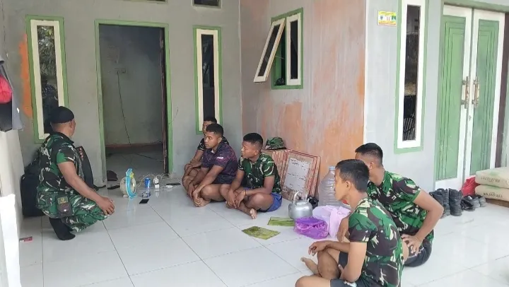 Kedekatan TNI dan Rakyat: Komandan SSK TMMD 129 Tinjau Langsung Prajurit di Rumah Warga
