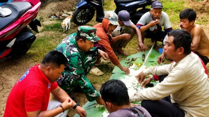 Hari Keempat TMMD ke-129: Satu Alas Daun Pisang, Seribu Makna Kebersamaan TNI dan Warga