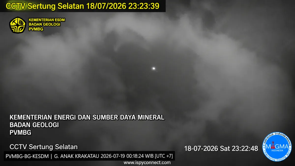 MENCEKAM! Sinar Api Berkobar di Puncak Gunung Anak Krakatau, Tremor Mengganas, Radius 3 KM Terlarang!