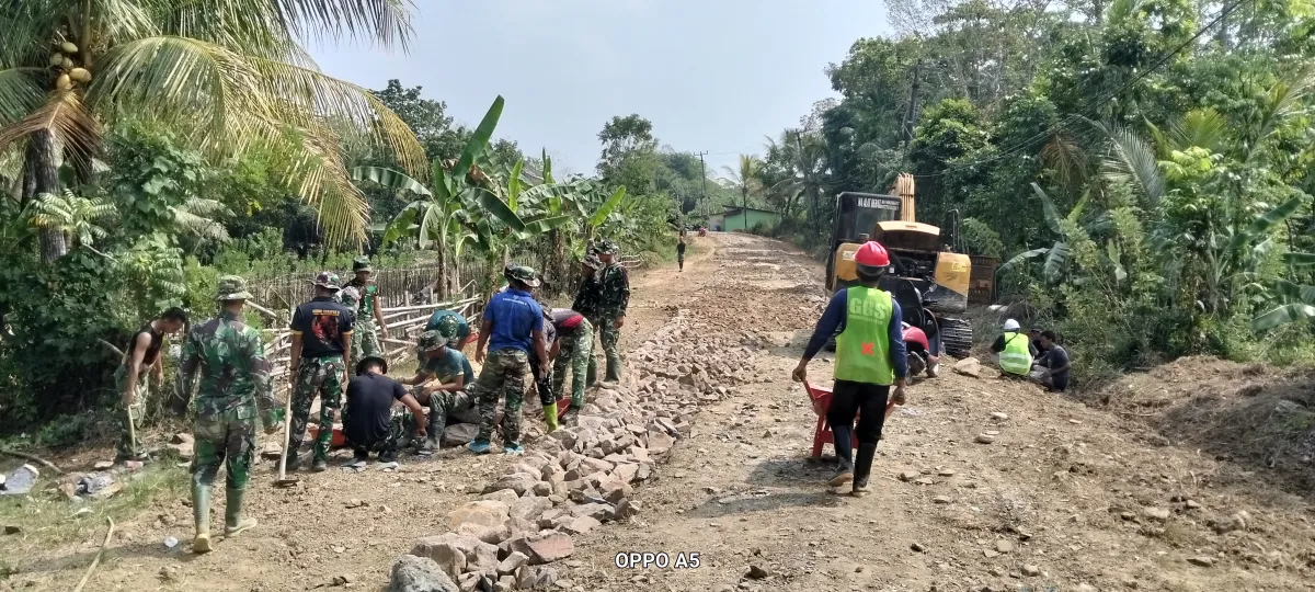 Sinergi Kuat TNI dan Warga Kebut Pengerasan Jalan di Hari KeLima TMMD ke-129 Kodim 0601/Pandeglang