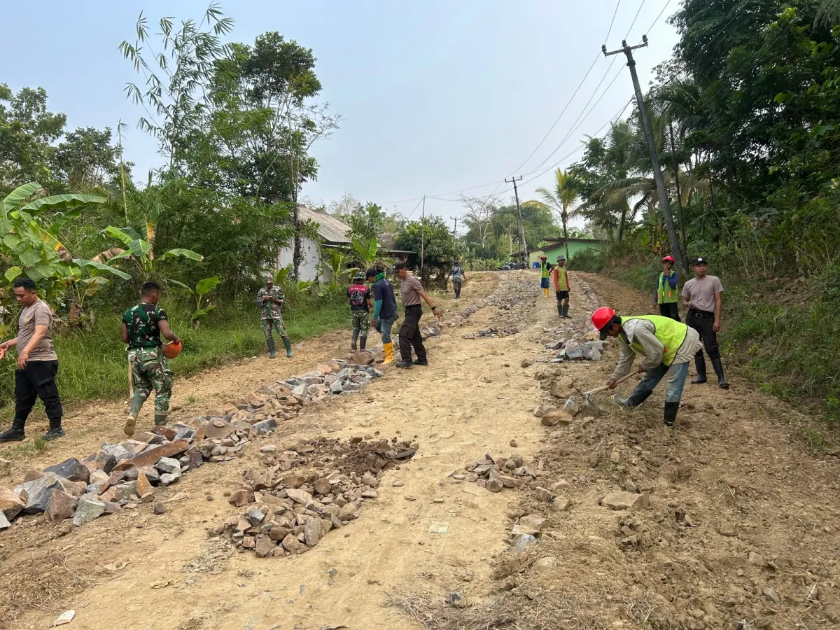 TMMD Kodim 0601/Pandeglang Hari Ke-5, Semangat Gotong Royong Satgas dan Warga Percepat Pembangunan Jalan Desa