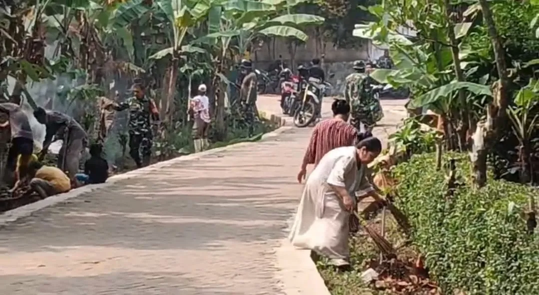Sambut Penilaian Kampung Pancasila, TNI dan Warga Pandeglang Gotong Royong Percantik Desa