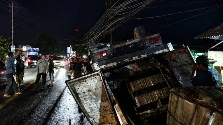 Truk Box Diduga Muat BBM Ilegal Terbalik di Pandeglang, Polisi Temukan Puluhan Plat Nomor Misterius dan Sopir Kabur