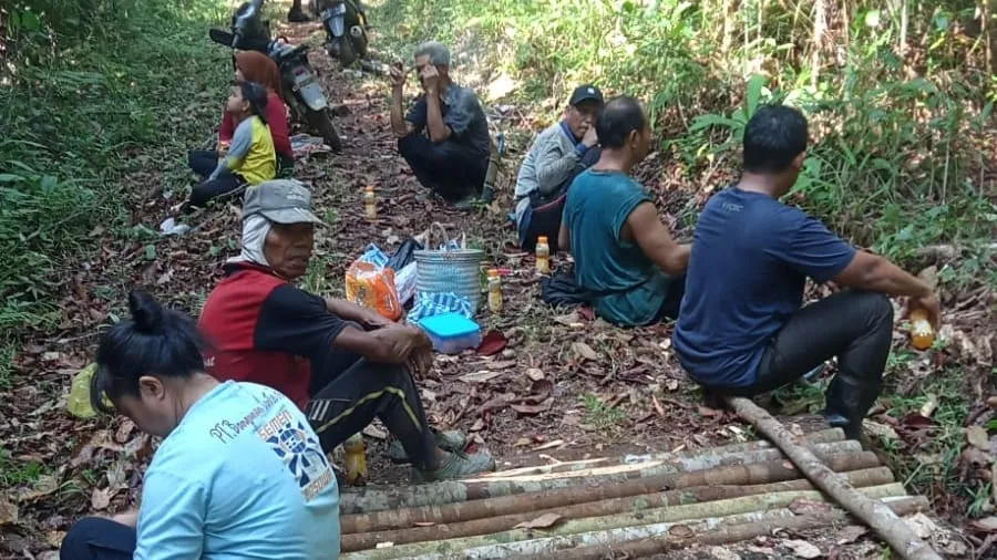 Pegang Mesin Rumput Sendiri! Aksi Nyata Kades Kualaraya Pimpin Gotong Royong Jelang HUT RI