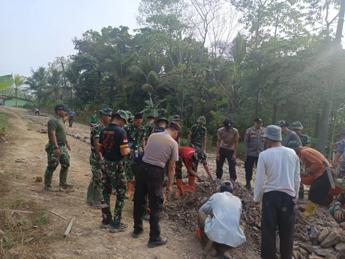 TMMD ke-129 Pandeglang: Sinergi TNI dan Warga Patia Gaspol, Pengerasan Jalan Capai 300 Meter