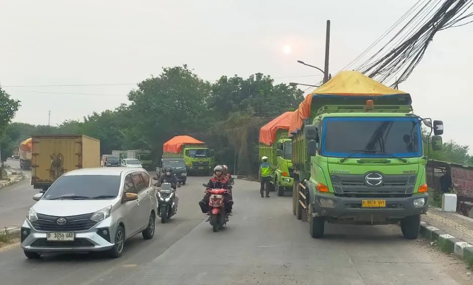 Polsek Cikande Tindak Tegas Truk Tanah Parkir Liar, Warga Keluhkan Absennya Peran Dishub