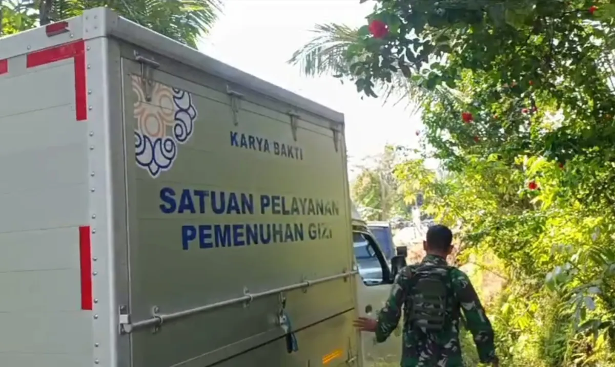 Kendaraan Maung Dandim 0601/Pandeglang Sigap Evakuasi Mobil Box Program Makan Bergizi Gratis yang Terperosok ke Parit