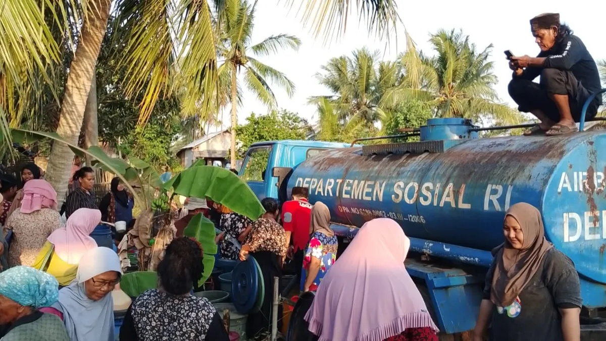 Dinsos Kabupaten Pandeglang Salurkan Bantuan Air Bersih, Tagana Layani Warga Terdampak Kemarau di Citangkar Lor