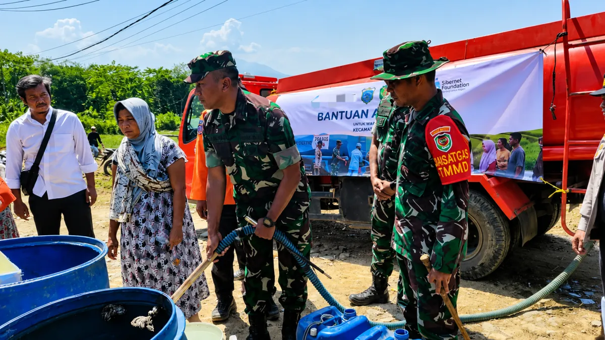 Menembus Batas Desa: Satgas TMMD Ke-129 Kodim 0601/Pandeglang Genjot Pembangunan Jalan dan Salurkan Bantuan di Desa Pasir Gadung