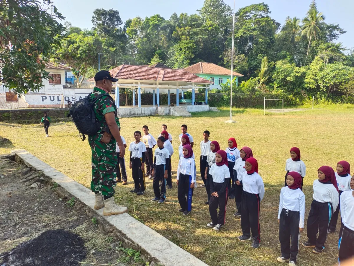 Babinsa Koramil 0112/Jiput Gembleng Calon Paskibra Pulosari Demi Sukseskan HUT RI ke-81