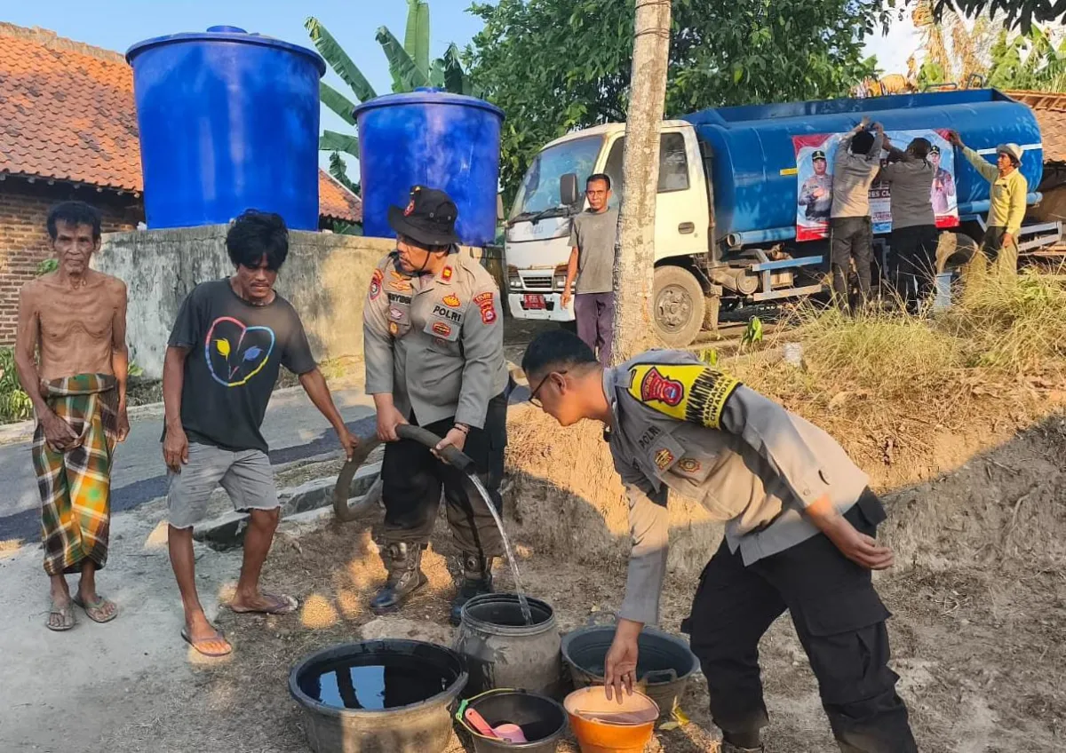 Polres Cilegon Salurkan 13.000 Liter Air Bersih untuk Warga Dua Kecamatan Terdampak Kekeringan