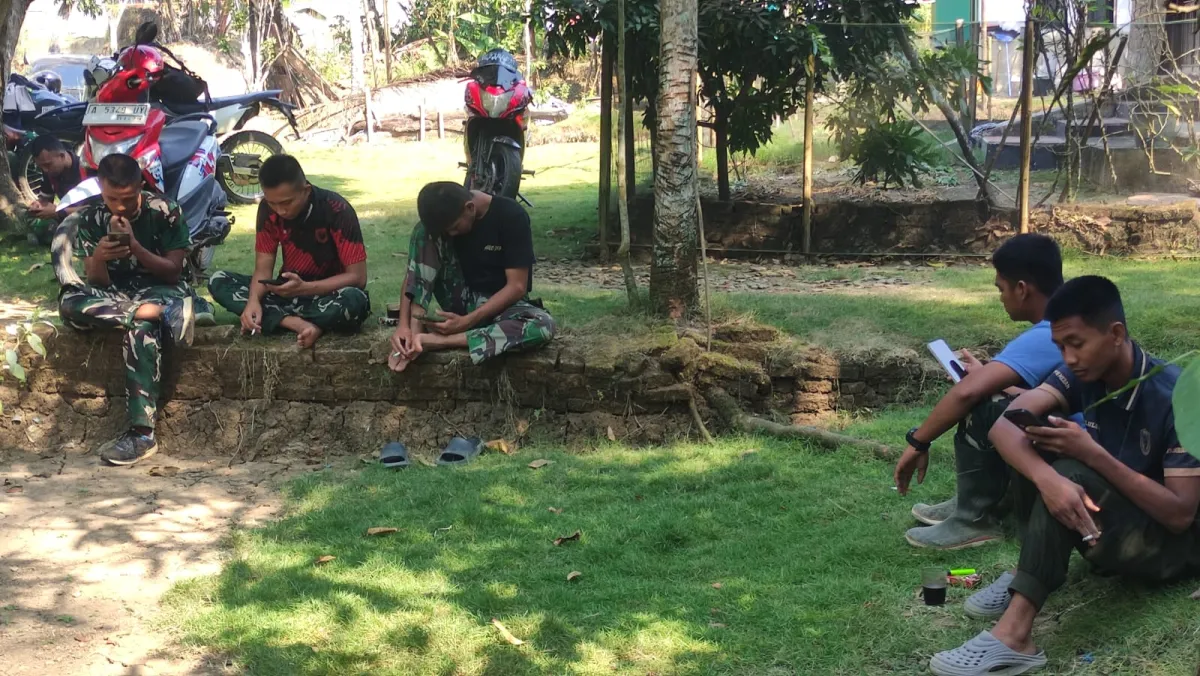 Lepas Rindu di Tengah Pengabdian, Satgas TMMD Ke-129 Kodim 0601/Pandeglang Manfaatkan Waktu Istirahat untuk Menghubungi Keluarga