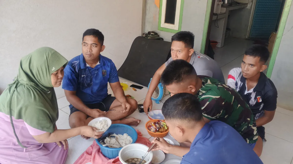Sinergi Tanpa Sekat: Satgas TMMD Ke-129 Kodim 0601/Pandeglang Nikmati Makan Bersama Warga Patia