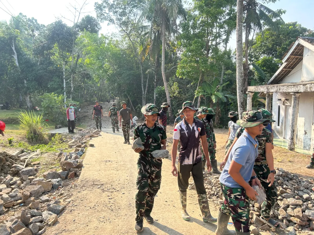 Semangat Gotong Royong Membara, Satgas TMMD Ke-129 Kodim 0601/Pandeglang Akselerasi Pembangunan Jalan di Patia
