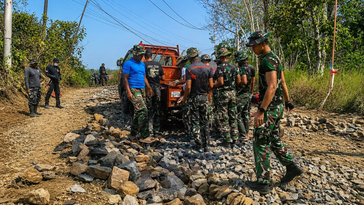 Sinergi TMMD Ke-129 Kodim 0601/Pandeglang: Warga Bersama TNI-Polri Gotong Royong Bangun Infrastruktur Desa Simpang Tiga