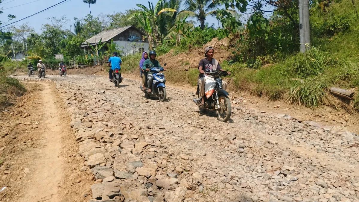 Jalan Hasil TMMD Ke-129 Kodim 0601/Pandeglang di Desa Pasirgadung Mulai Dirasakan Manfaatnya oleh Warga