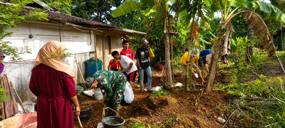 TNI Manunggal Membangun Desa (TMMD) Ke-129 Kodim 0601/Pandeglang: Warga dan Satgas Gotong Royong Perbaiki Masjid di Patia