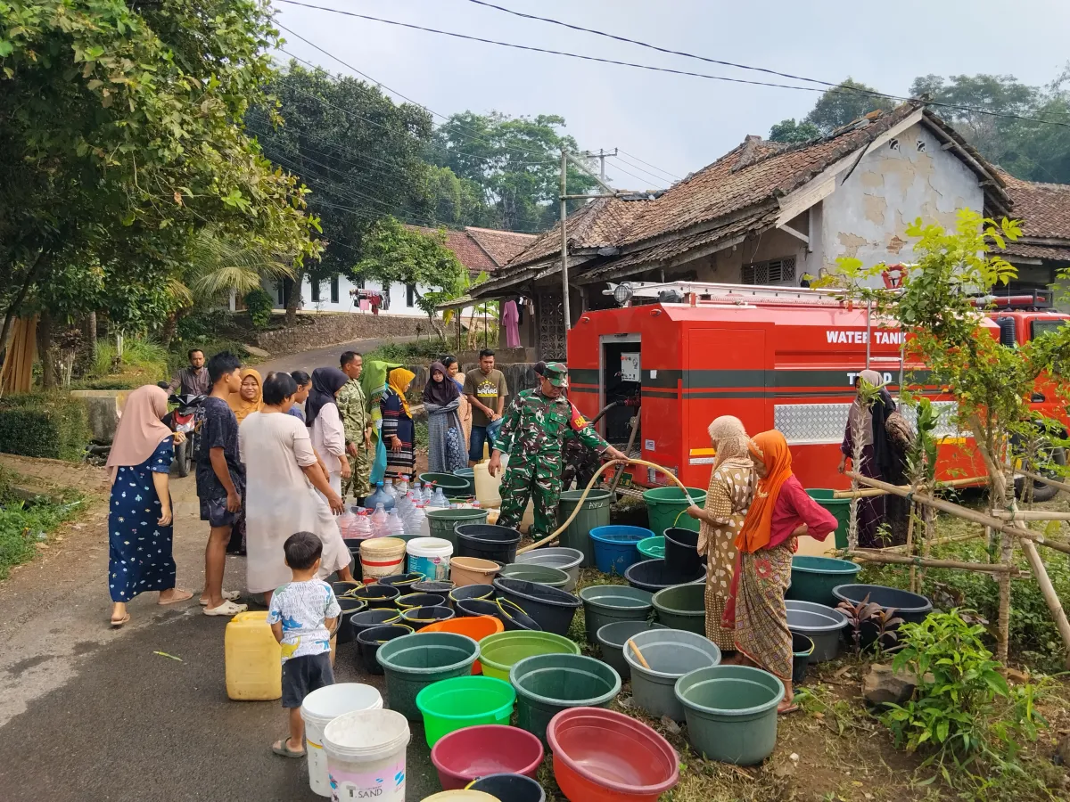 Dua Bulan Krisis Air, Koramil Cadasari Pasok Bantuan Air Bersih untuk Warga Pandeglang