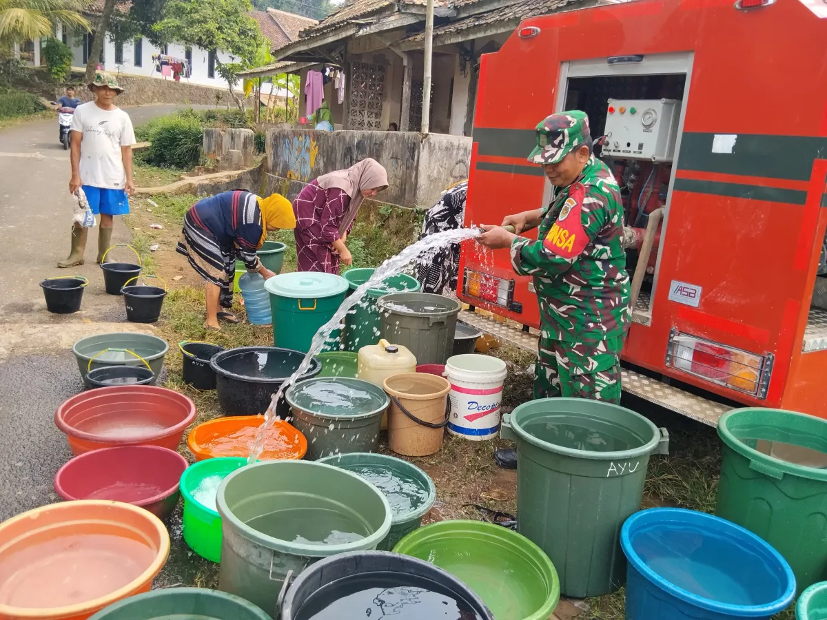 Kekeringan Ekstrem Landa Pandeglang: Koramil 0102/Cadasari Gerak Cepat Salurkan Air Bersih untuk Warga Tanagara