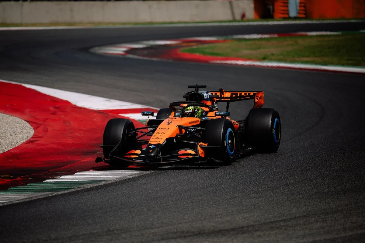 McLaren Diprediksi Jadi Ancaman Utama Mercedes Akhir 2026