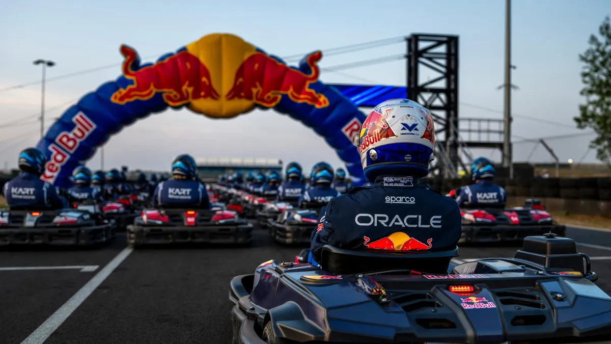 Verstappen Tantang 100 Pembalap dalam Balap Karting Raksasa di Silverstone