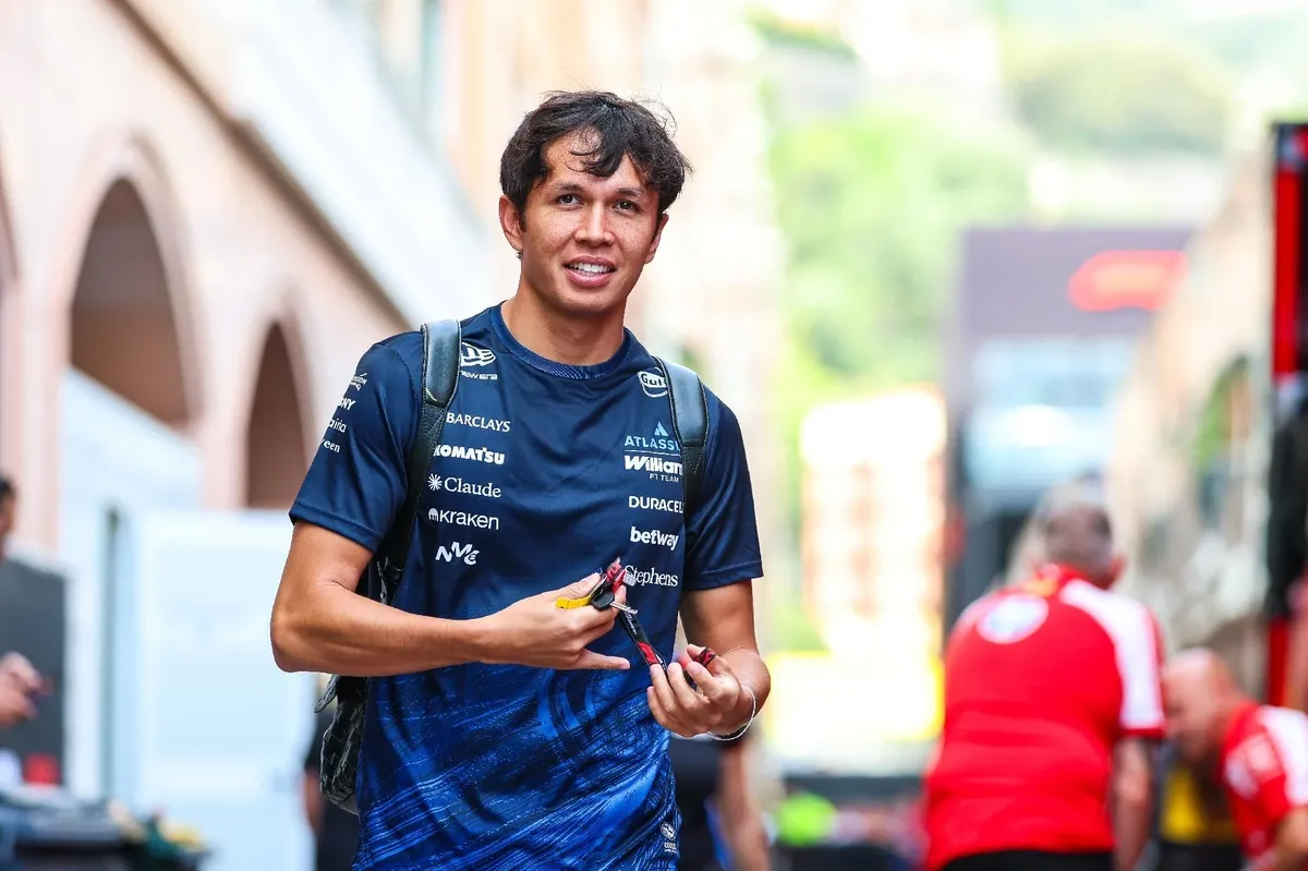 Albon Curhat Jumpa Verstappen saat Liburan E-Foil di Sardinia