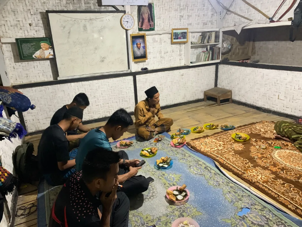 Satgas TMMD Ke-129 Kodim 0601/Pandeglang Ikut Pengajian Bersama Warga Kampung Pangburangan, Perkuat Kemanunggalan TNI dan Rakyat