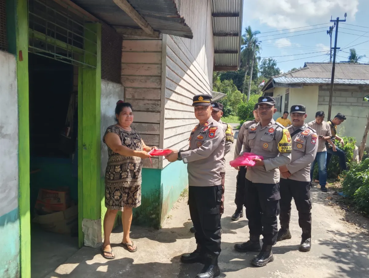 Sambut HUT ke-81 RI, Polsek Singkep Barat Bagikan Bendera Merah Putih Door-to-Door ke Warga