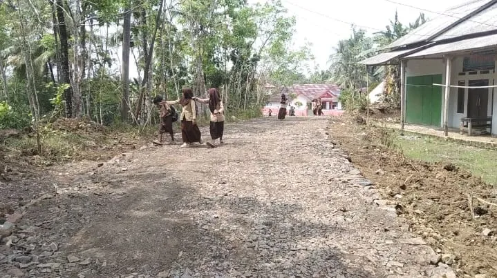 Jalan Rusak Berubah Mulus, Satgas TMMD Ke-129 Rampungkan Jalan 950 Meter: Senyum Ceria Anak Sekolah Kembali Merekah
