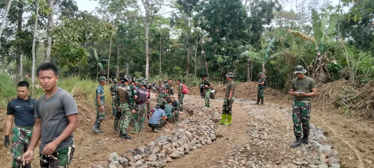 TMMD Ke-129 Pandeglang Kebut Pembangunan: Jalan 950 Meter di Pasirgadung Rampung, Kapten Inf Masalirohman Cek Kualitas
