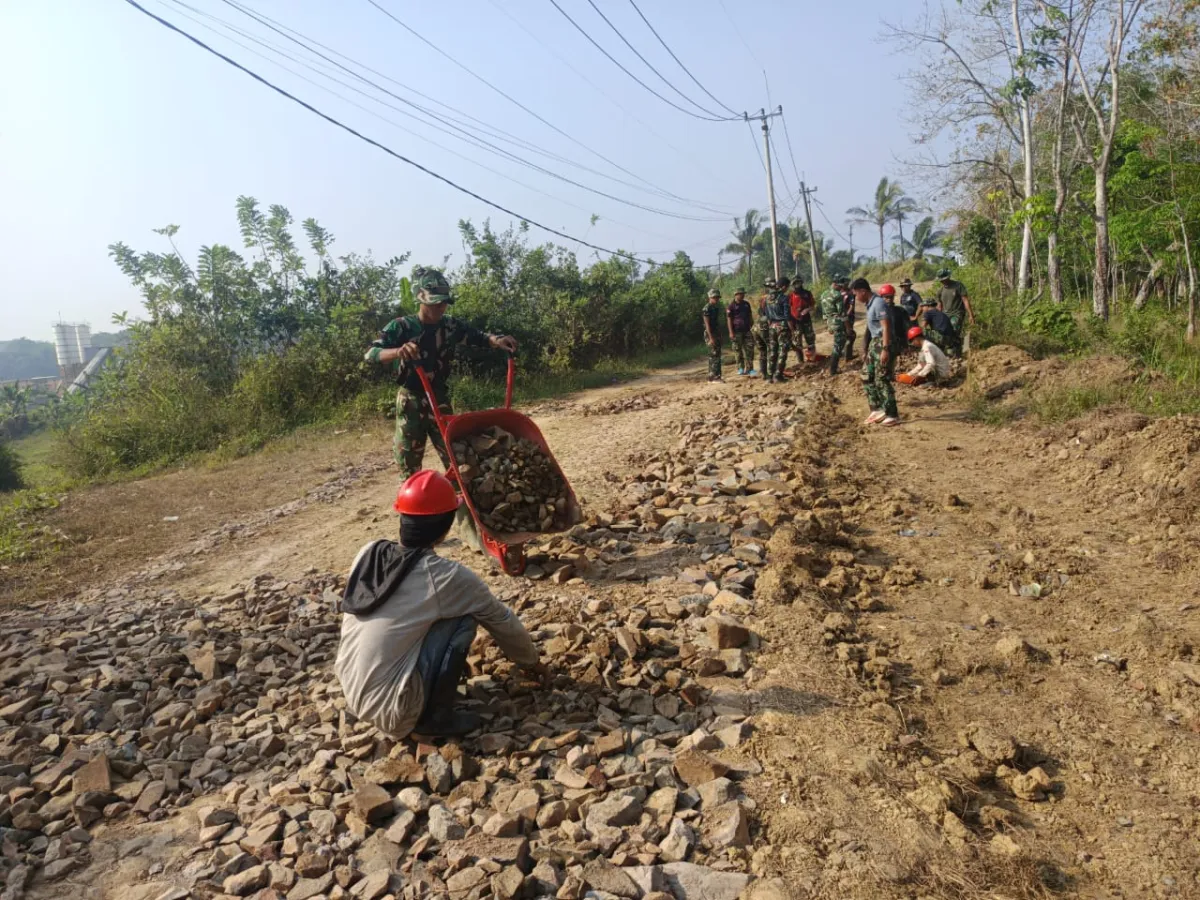 Satgas TMMD Ke-129 Kodim 0601/Pandeglang Perketat Pengawasan Infrastruktur Jalan di Desa Pasirgadung