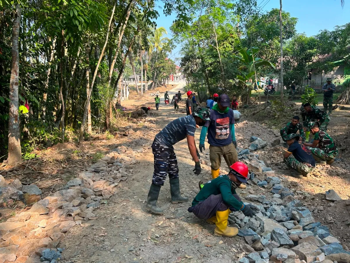 H+20, Satgas TMMD Terus Percepat Pembangunan Infrastruktur dan Pemberdayaan Masyarakat di Kecamatan Patia dengan penuh semangat gotong royong