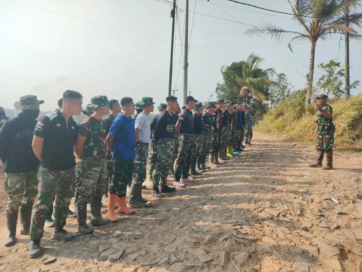 Apel Pengecekan Pagi Satgas TMMD Ke-129 Kodim 0601/Pandeglang Sebelum Melaksanakan Pembangunan Jalan di Kecamatan Patia