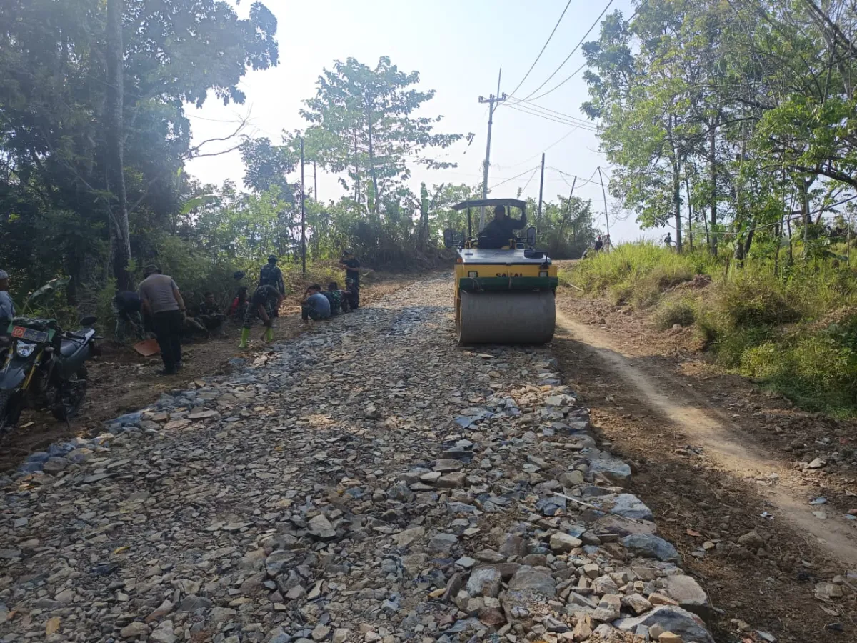 Jalan Penghubung Mulai Dipadatkan, TMMD Ke-129 Dekatkan Harapan Warga