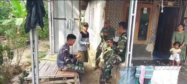 Mengikat Silaturahim dan Melestarikan Tradisi, Satgas TMMD Ke-129 Bantu Warga Pasirgadung Bikin Kupat di Bulan Safar