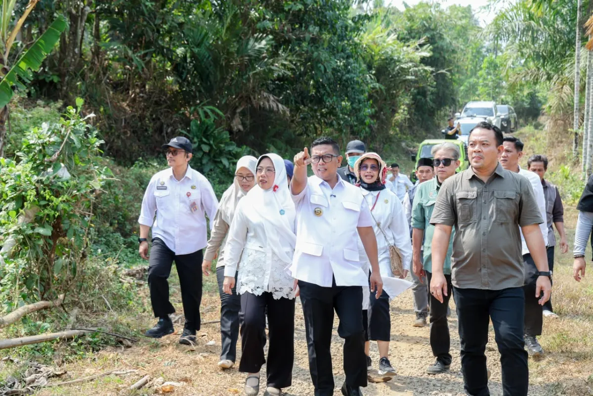 Puluhan Tahun Rusak, Gubernur Andra Soni Siap Bangun Jalan Desa Cijaralang Pandeglang Mulai Oktober 2026