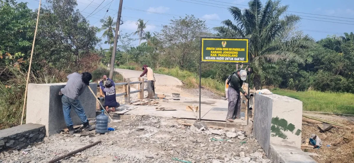 TNI dan Warga Gotong Royong Bangun Jembatan Garuda Penghubung Rancaseneng-Sukasenang