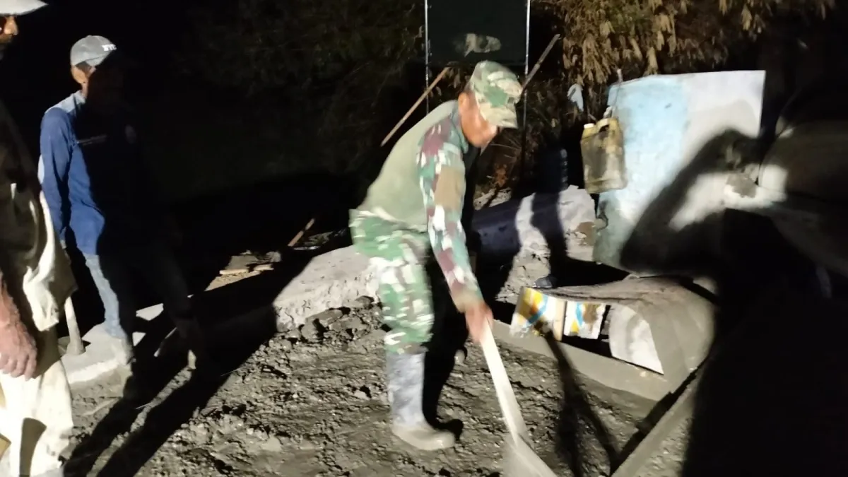 Genjot Akses Vital Warga, Danramil Cikeusik Pimpin Pengecoran Jembatan Garuda Hingga Larut Malam