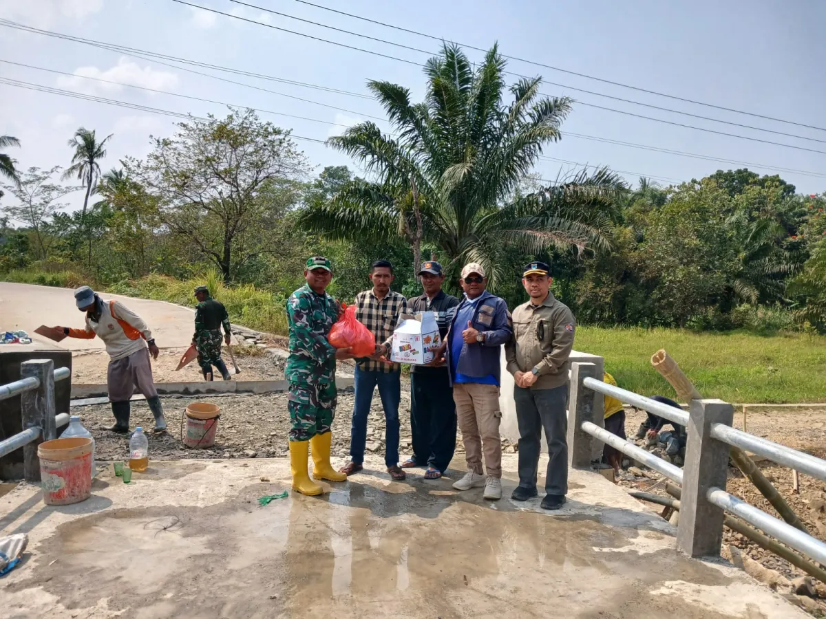 Kades Rancaseneng Bersama Bos Papua Barat Tinjau Jembatan Garuda, Perkuat Gotong Royong TNI dan Masyarakat