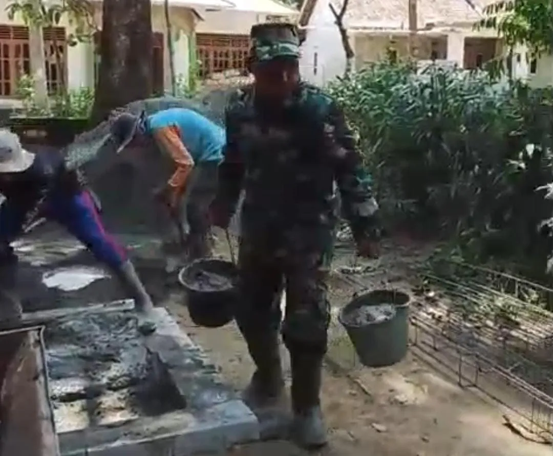Kepedulian TNI dan Warga: Gotong Royong Bedah Rumah Nenek 75 Tahun yang Nyaris Ambruk di Pandeglang