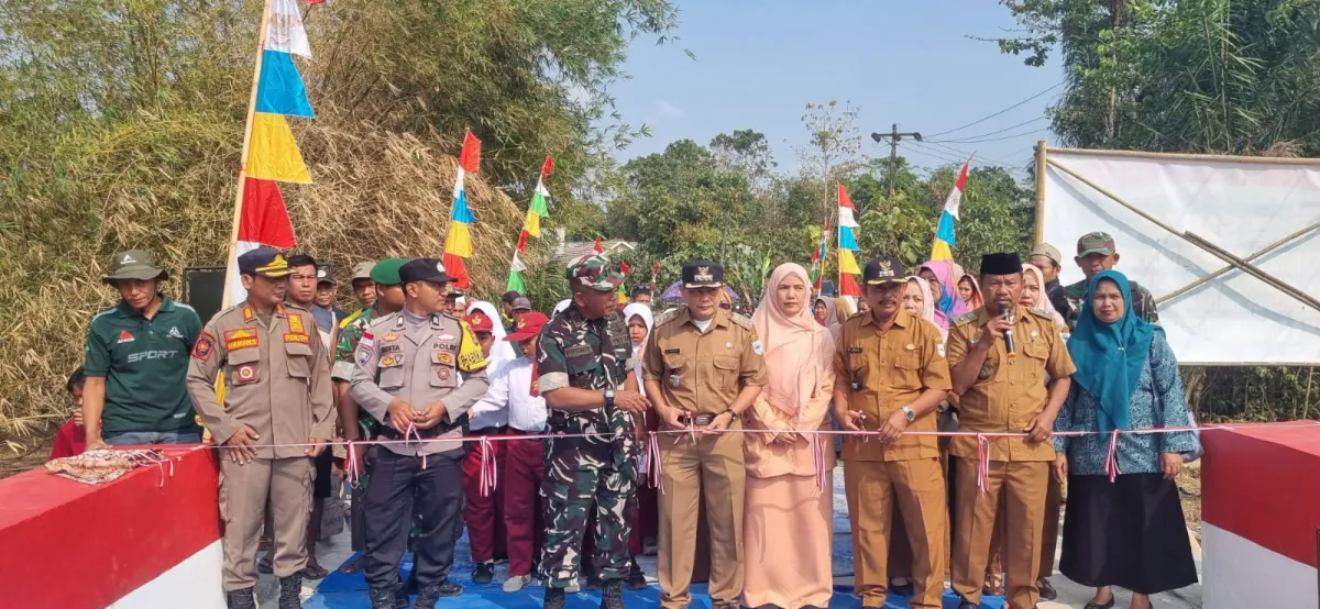 Danramil 0116/Cikeusik bersama Forkompimcam Cikeusik, meresmikan jembatan penghubung antar dua desa