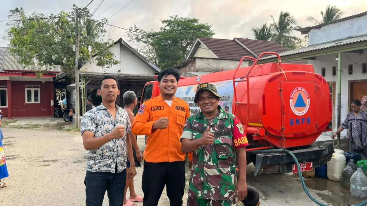 Totalitas di Tengah Kemarau, Koramil 0116/Cikeusik dan TRC BPBD PK Pandeglang Distribusikan 32.000 Liter Air Bersih
