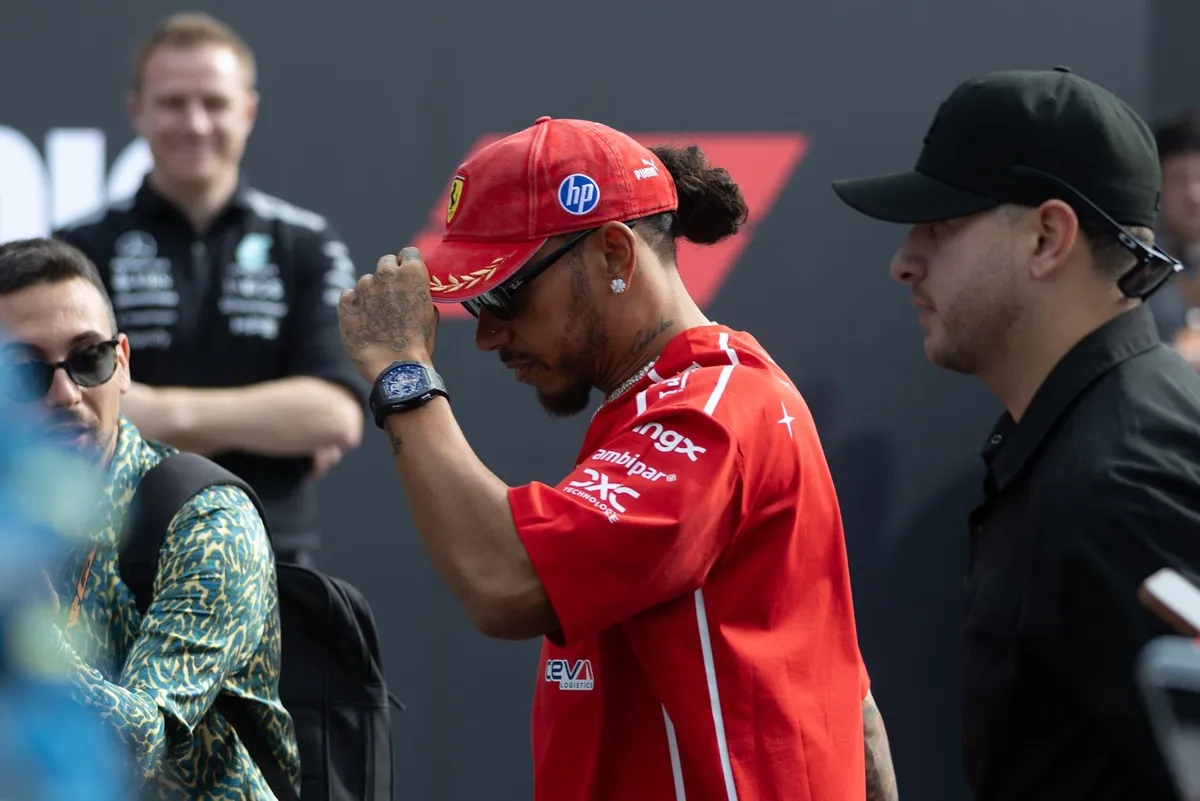 Hamilton Terlambat? Ferrari Dikritik soal Prioritas Gelar F1
