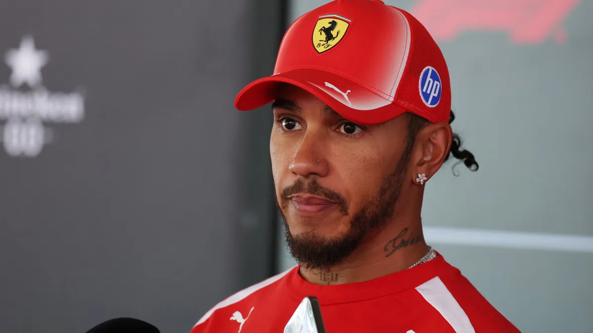 Hamilton Tegaskan Tak Minta Prioritas di Ferrari