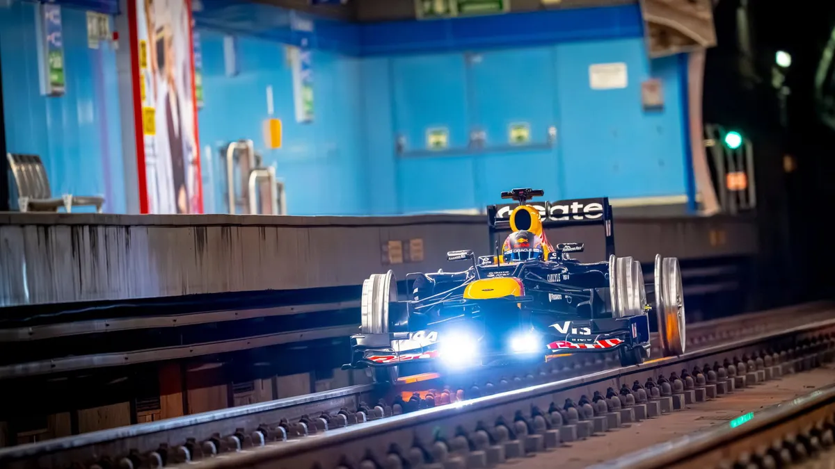 Red Bull Ubah Mobil F1 RB8 Jadi Kereta Bawah Tanah Madrid
