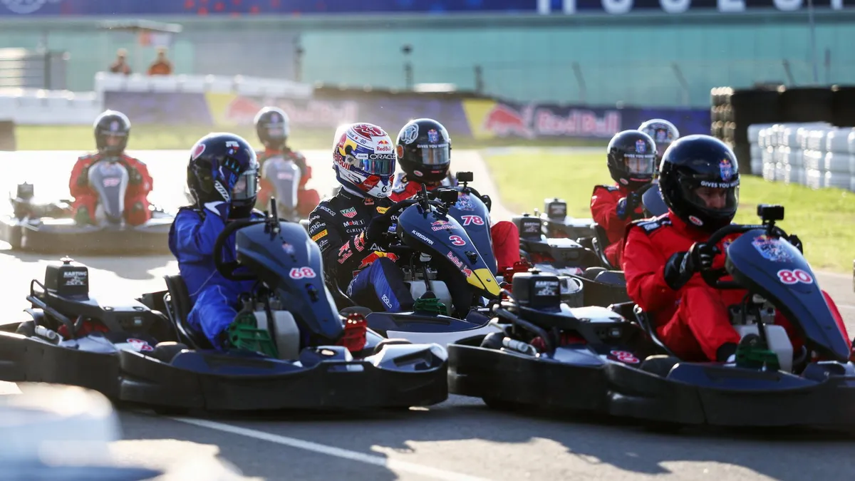 Max Verstappen Taklukkan 100 Karter Amatir di Silverstone