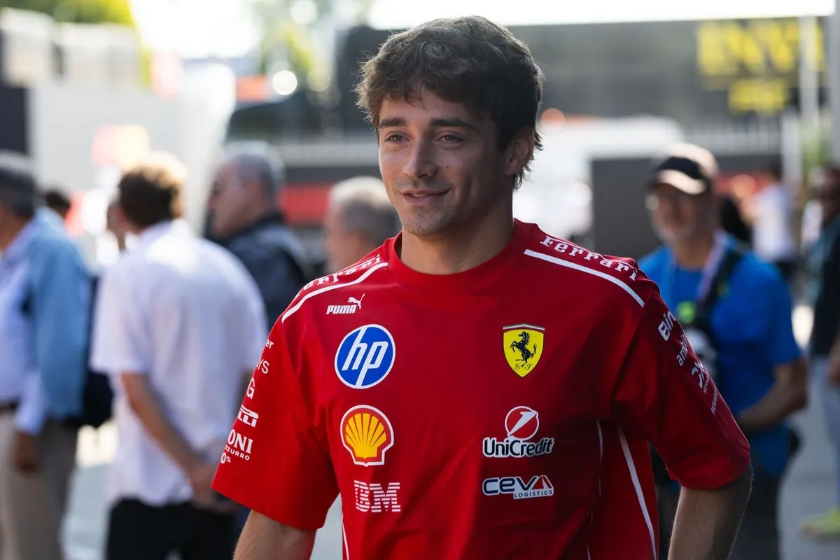 Ferrari Rilis Race Suit Hitam Leclerc untuk F1 Singapura